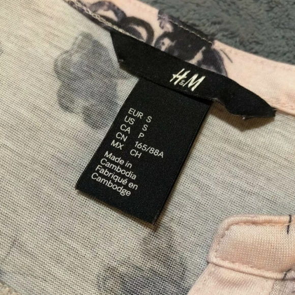 H&M V neck with buttons Women Sz S Shirt Long Sleeve Butterfly Pattern - Picture 4 of 7